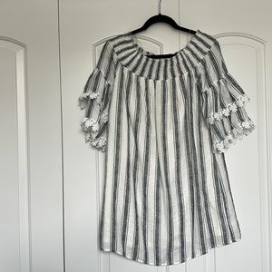 Short loose black/white dress, shoulders up or down